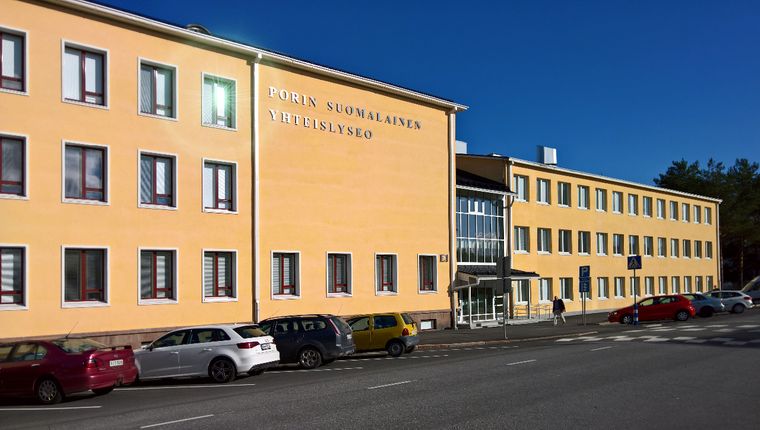 Vuonna 1926 perustettu Porin Suomalainen Yhteislyseo aloitti toimintansa nykyisessä koulurakennuksessa vuonna 1935. Alkuperäinen koulurakennus lisärakennuksineen saneerattiin hiljattain perusteellisesti, viimeisenä valmistui julkisivun saneeraus kesällä 2017. Koulu sai seinälleen alkuperäisen kunniakkaan nimensä PORIN SUOMALAINEN YHTEISLYSEO hopeakirjaimin. Lisätietoa projektista kohdassa 