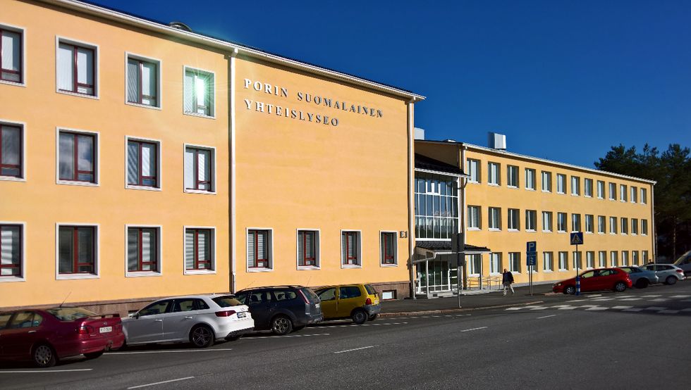 Vuonna 1926 perustettu Porin Suomalainen Yhteislyseo aloitti toimintansa nykyisessä koulurakennuksessa vuonna 1935. Alkuperäinen koulurakennus lisärakennuksineen saneerattiin hiljattain perusteellisesti, viimeisenä valmistui julkisivun saneeraus kesällä 2017. Koulu sai seinälleen alkuperäisen kunniakkaan nimensä PORIN SUOMALAINEN YHTEISLYSEO hopeakirjaimin. Lisätietoa projektista kohdassa 